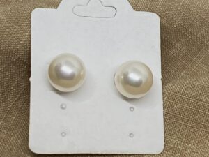 Introdução à Beleza dos Brincos de Pérola Os brincos de pérola sempre foram um símbolo de elegância e sofisticação. Com seu brilho natural e atemporal, eles são uma escolha perfeita para qualquer ocasião. Neste artigo, vamos explorar as características do brinco em formato de pérola grande com banho de prata 925, um acessório que certamente elevará seu estilo. Detalhes do Brinco de Pérola Grande O brinco em formato de pérola grande destaca-se por sua imponência e charme. A pérola, conhecida por seu brilho e suavidade, é a peça central deste acessório. O banho de prata 925 confere um toque de luxo e durabilidade, garantindo que os brincos mantenham sua beleza ao longo do tempo.