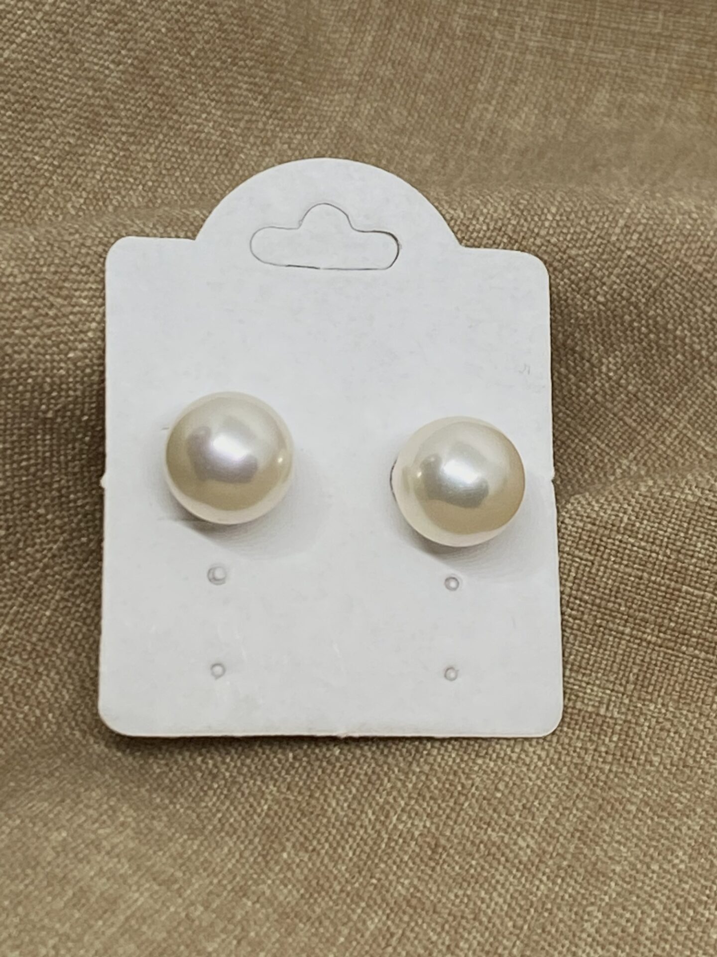 Introdução à Beleza dos Brincos de Pérola Os brincos de pérola sempre foram um símbolo de elegância e sofisticação. Com seu brilho natural e atemporal, eles são uma escolha perfeita para qualquer ocasião. Neste artigo, vamos explorar as características do brinco em formato de pérola grande com banho de prata 925, um acessório que certamente elevará seu estilo. Detalhes do Brinco de Pérola Grande O brinco em formato de pérola grande destaca-se por sua imponência e charme. A pérola, conhecida por seu brilho e suavidade, é a peça central deste acessório. O banho de prata 925 confere um toque de luxo e durabilidade, garantindo que os brincos mantenham sua beleza ao longo do tempo.