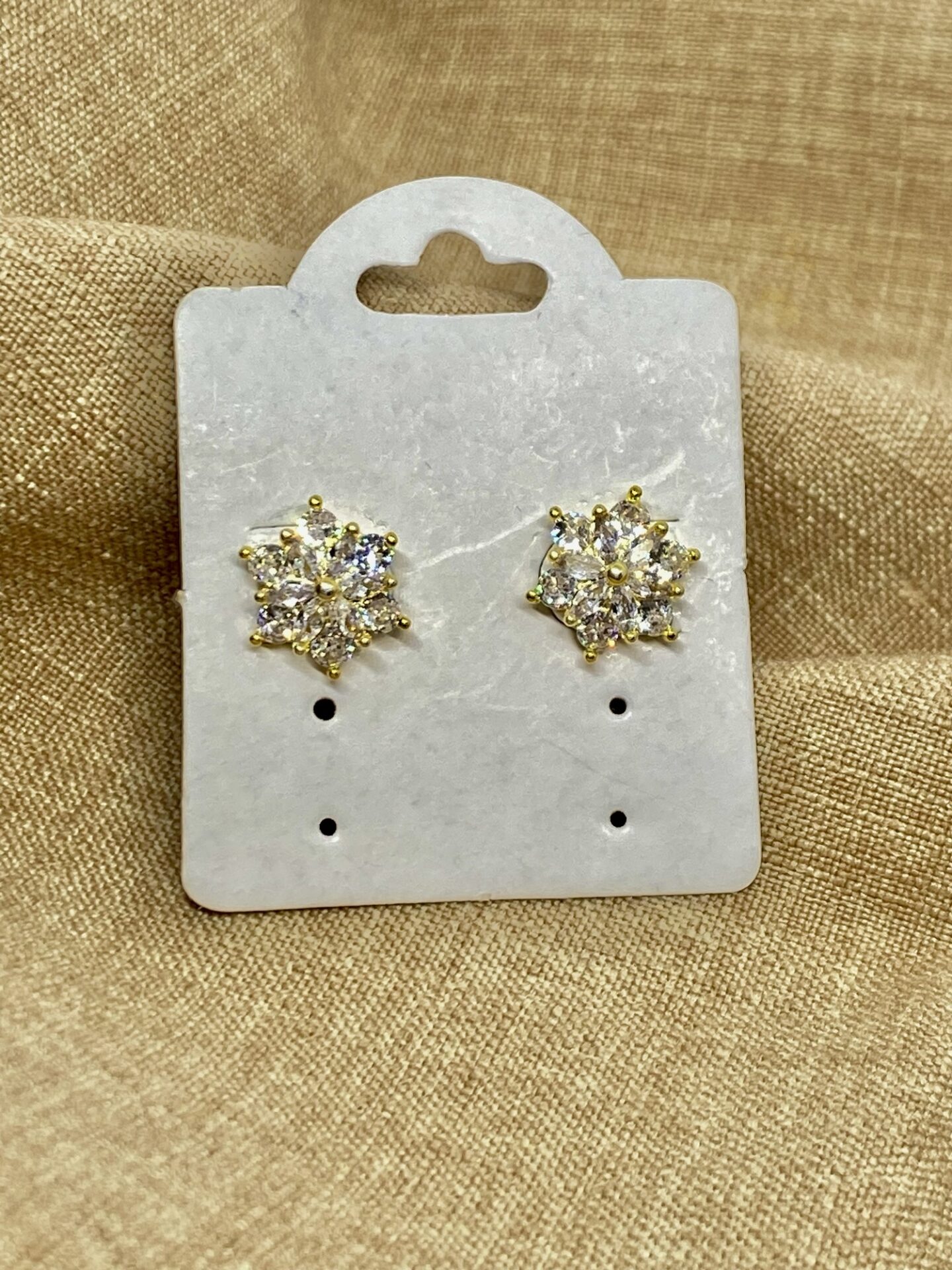 Brinco Flor Cavejado com Zirconia e Folheado em Ouro 18k