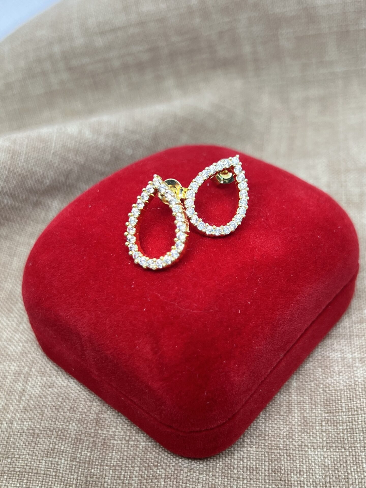 Brinco em Formato de Gota, Cravejado com Zircônias, e Banhado a Ouro 18K