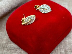 Brinco em Formato de Folha, Cravejado com Zircônias, e Banhado a Ouro 18K