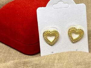 Brinco em Formato de Coração, Cravejado com Zircônias, e Banhado a Ouro 18K