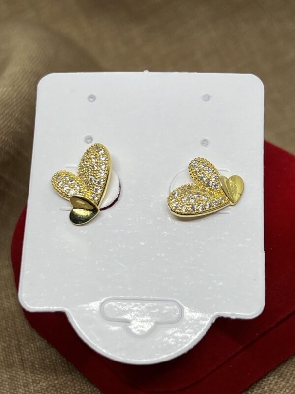 Brinco Dois Coração, Cravejado com Zircônias, e Banhado a Ouro 18K