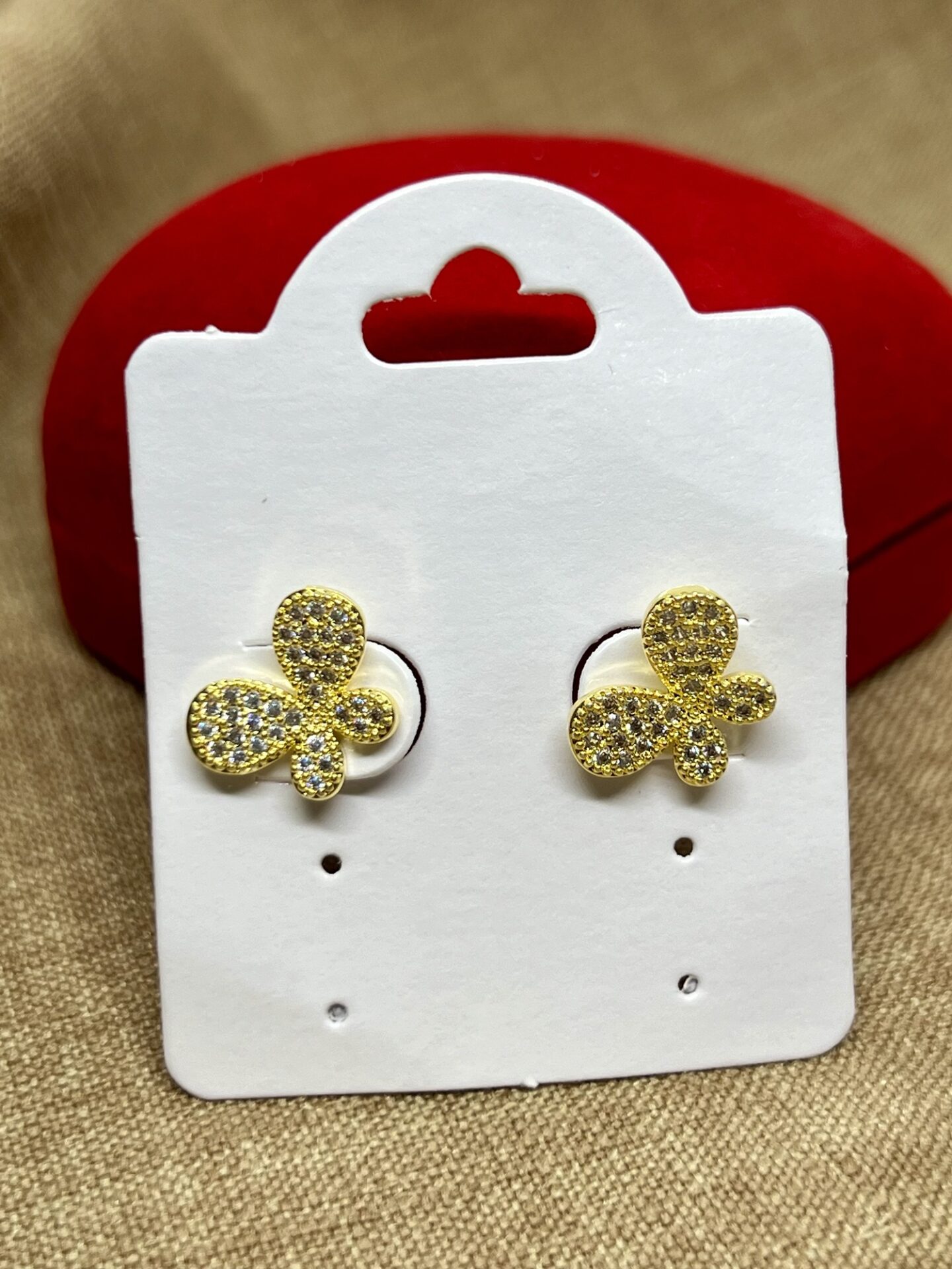 Brinco Borbuleta, Cravejado com Zircônias, e Banhado a Ouro 18K