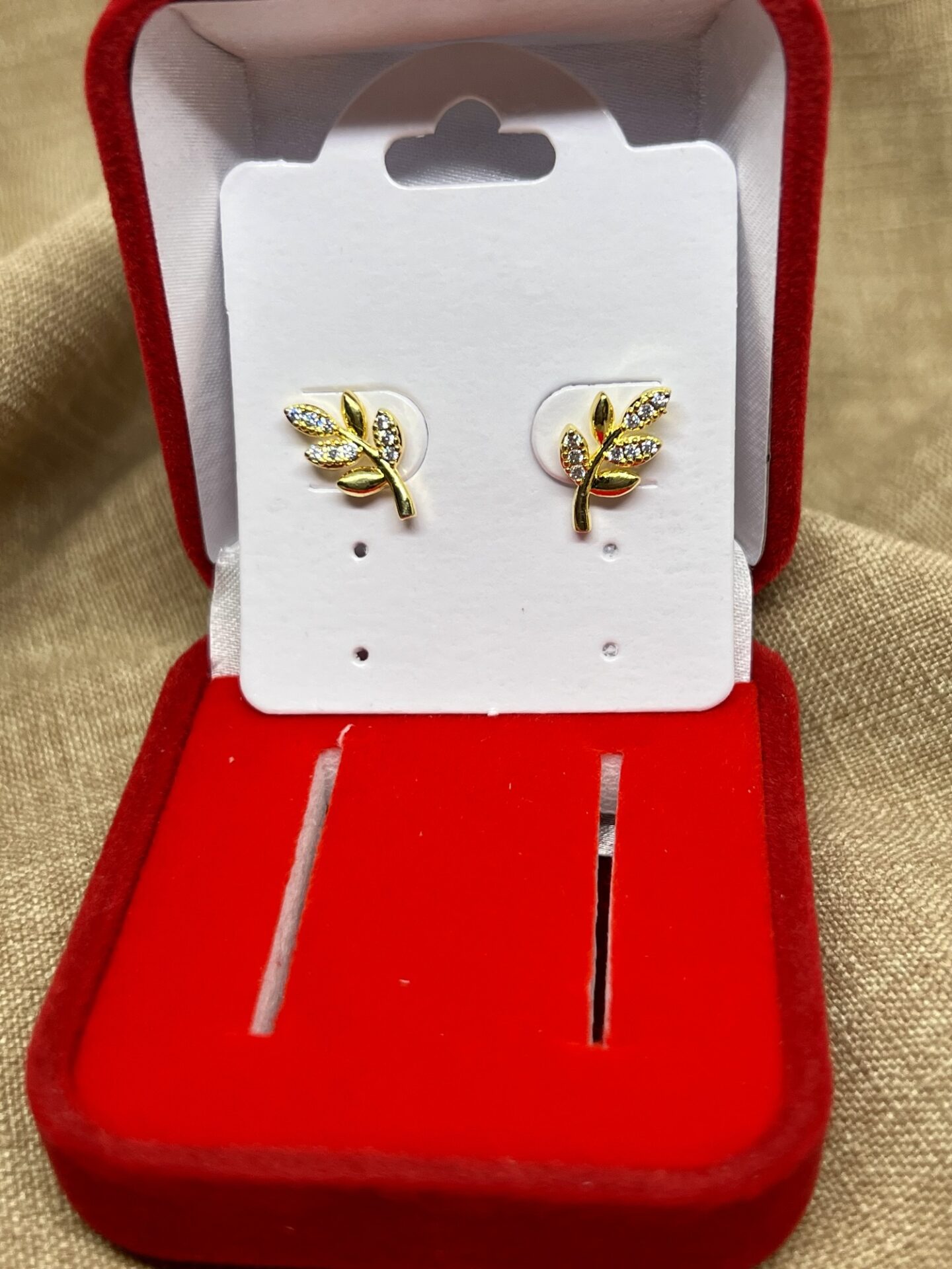 Brinco Folha Cravejado com Zircônias, e Banhado a Ouro 18K