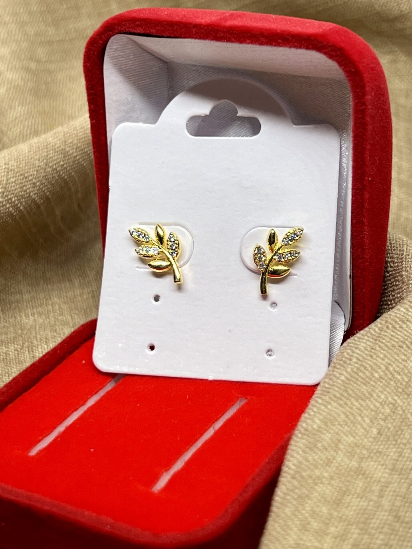 Brinco Folha Cravejado com Zircônias, e Banhado a Ouro 18K