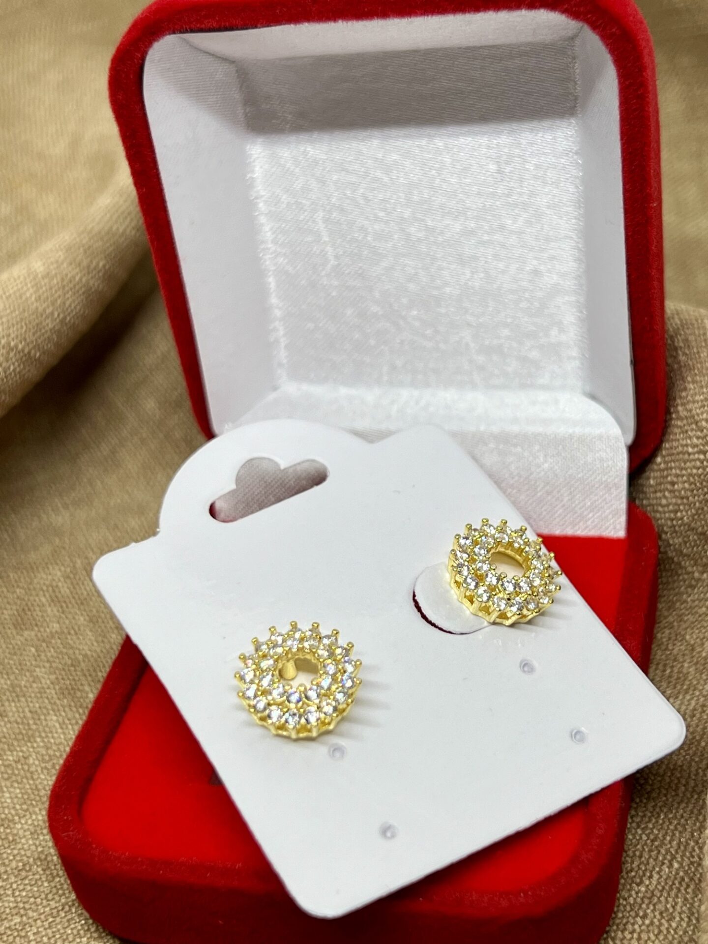 Brinco Cravejado com Zircônias, e Banhado a Ouro 18K