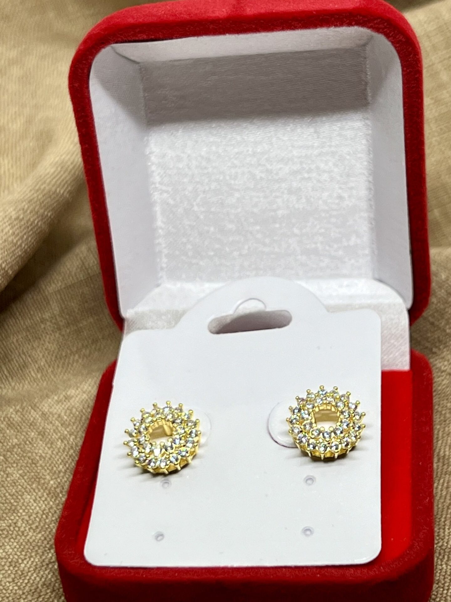 Brinco Cravejado com Zircônias, e Banhado a Ouro 18K
