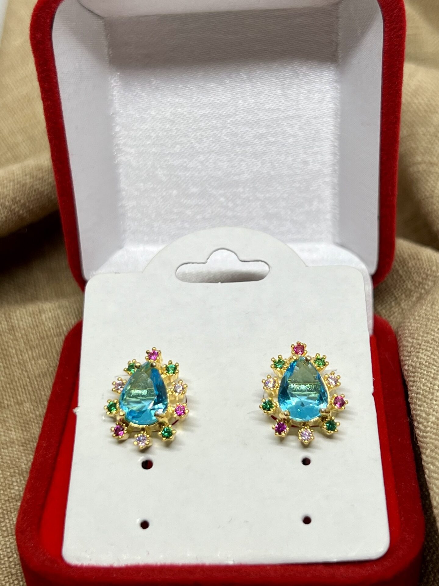 Brinco Gota Azul Cravejado com Zircônias coloridas, e Banhado a Ouro 18K