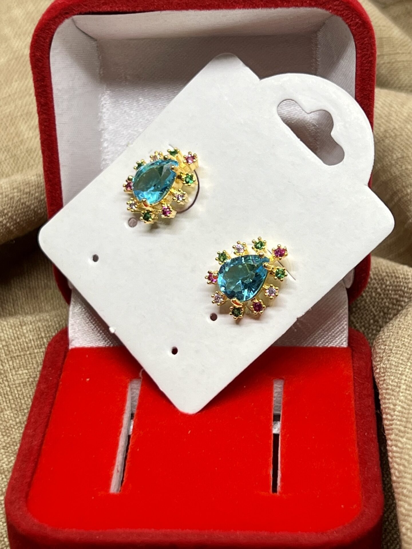 Brinco Gota Azul Cravejado com Zircônias coloridas, e Banhado a Ouro 18K