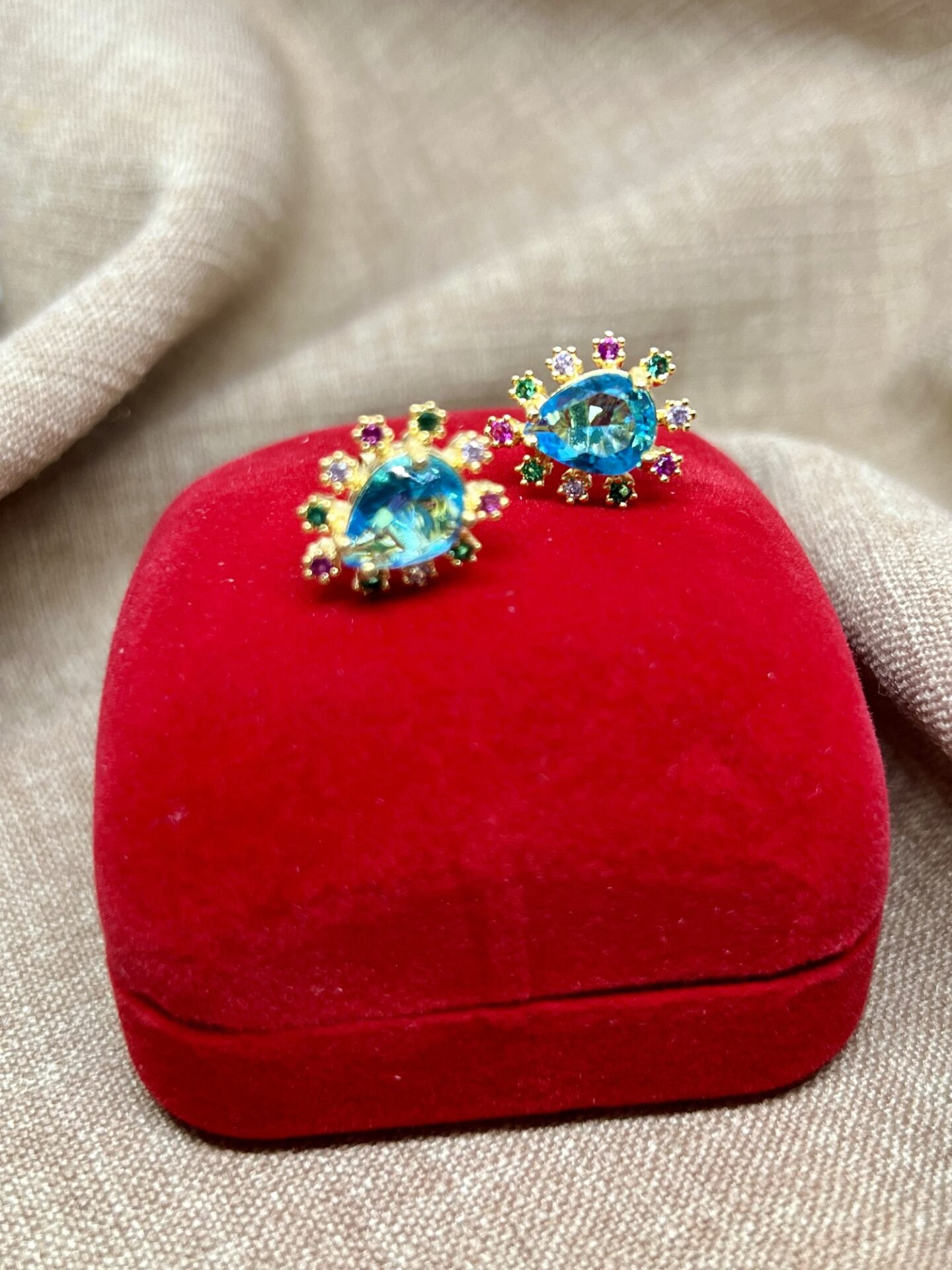 Brinco Bola Cravejado com Zircônias, Banhado a Ouro 18K
