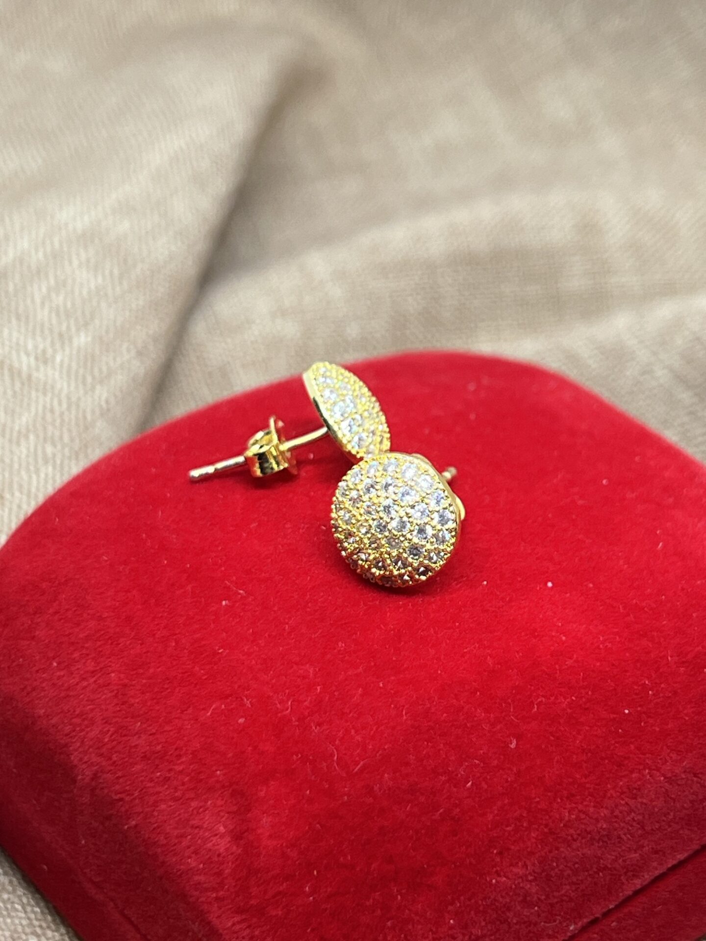 Brinco Bola Cravejado com Zircônias, Banhado a Ouro 18K
