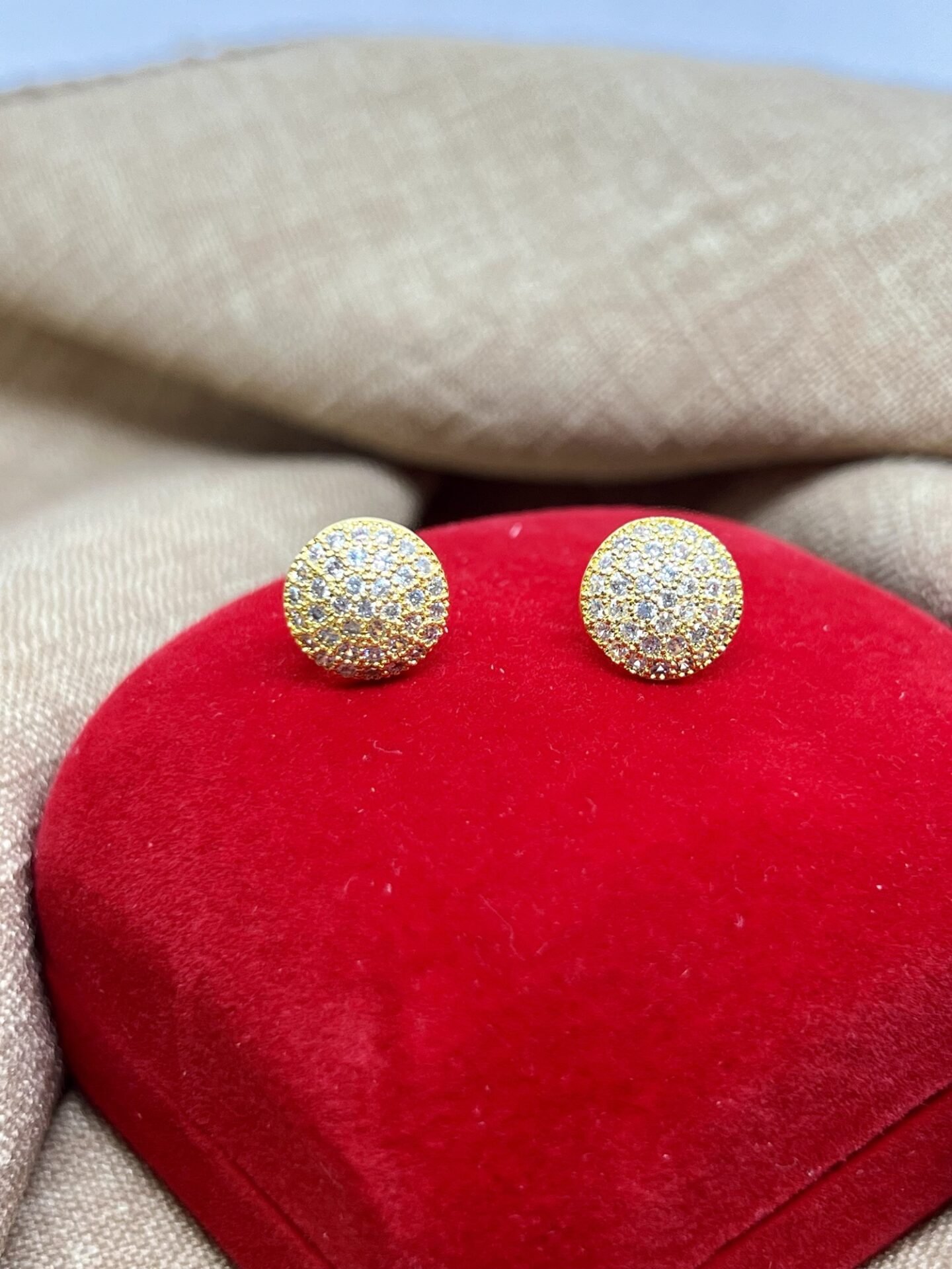 Brinco Bola Cravejado com Zircônias, Banhado a Ouro 18K