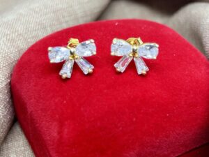 Brinco em Laço com Zircônias, Banhado a Ouro 18K