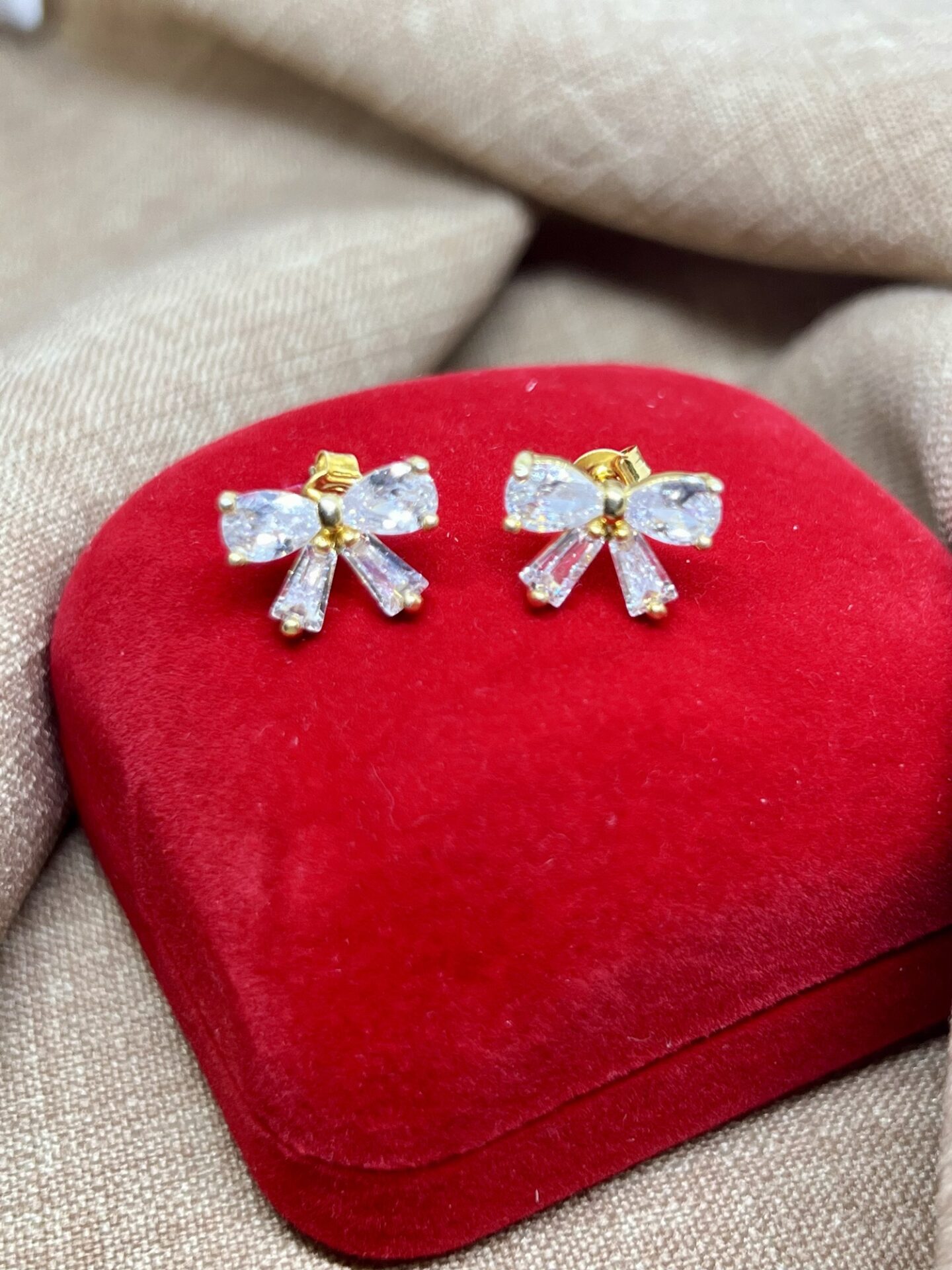 Brinco em Laço com Zircônias, Banhado a Ouro 18K