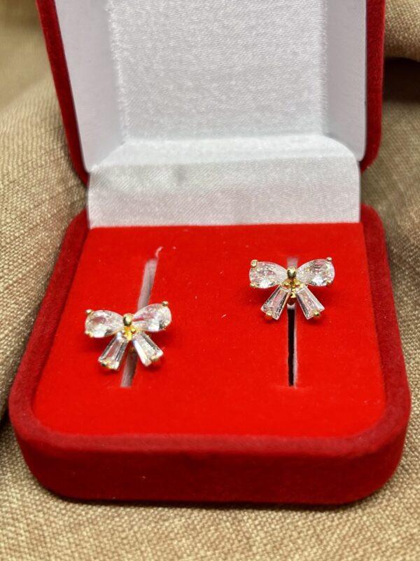 Brinco em Laço com Zircônias, Banhado a Ouro 18K