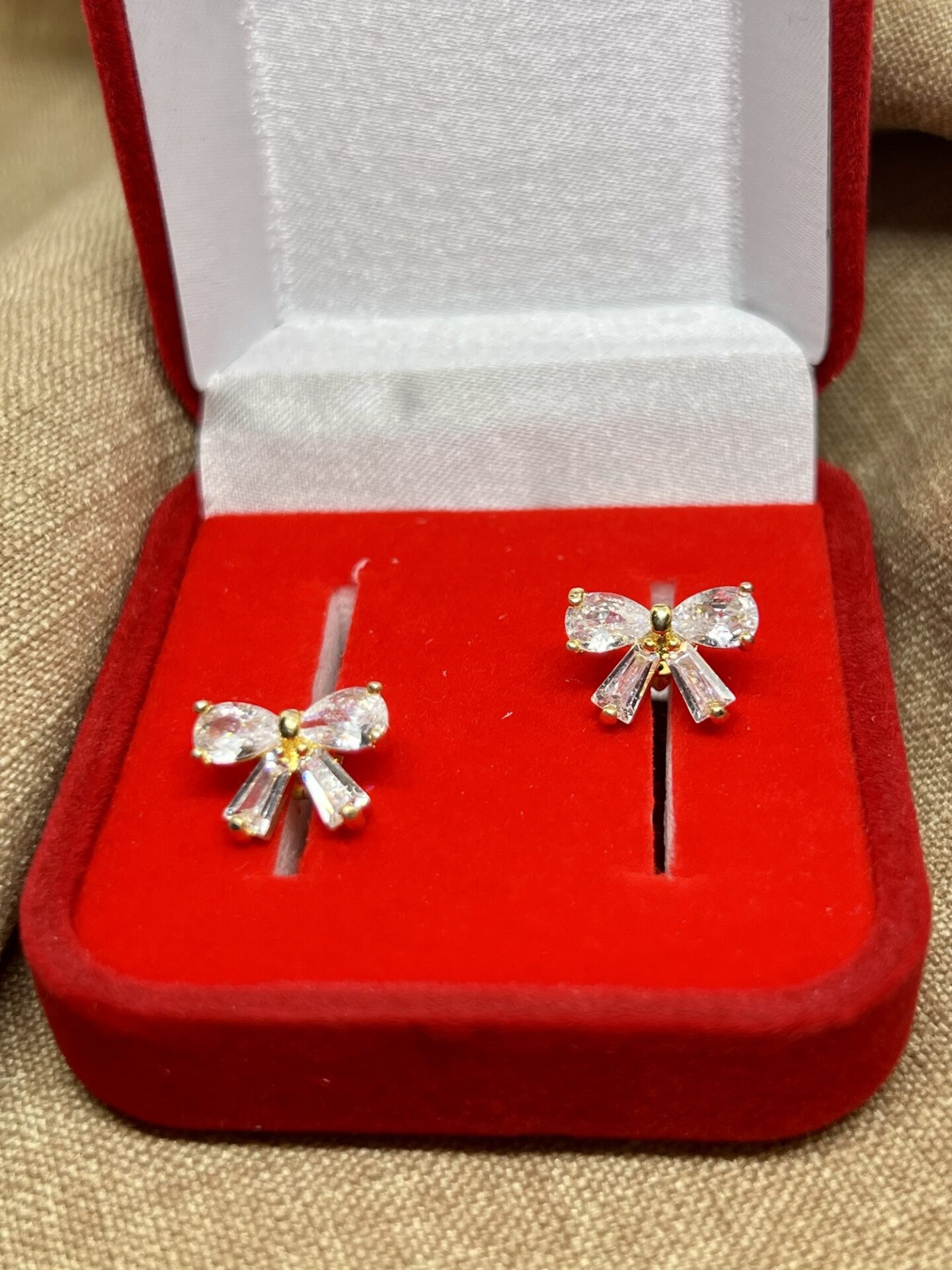 Brinco em Laço com Zircônias, Banhado a Ouro 18K