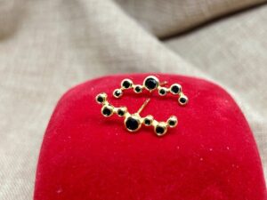 Brinco com Zircônias Negras, Banhado a Ouro 18K