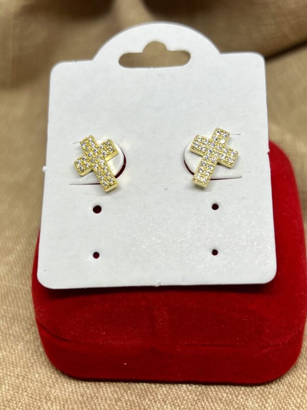 Brinco Cruz Crevejada com Zircônias, Banhado a Ouro 18K