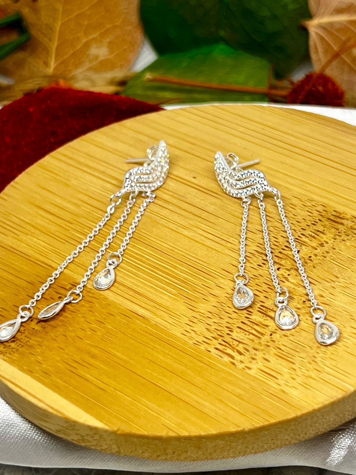 Você está procurando um acessório que combine elegância e brilho? O brinco gota com microzircônia em prata 925 é a escolha perfeita! Esse tipo de brinco tem conquistado cada vez mais adeptos por sua sofisticação e versatilidade. Vamos conhecer um pouco mais sobre essa joia incrível?