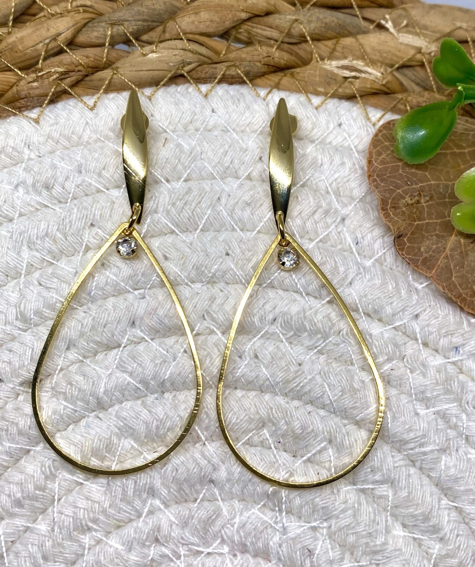 Brinco Gota Com ponto de luz Banhado a Ouro 18k