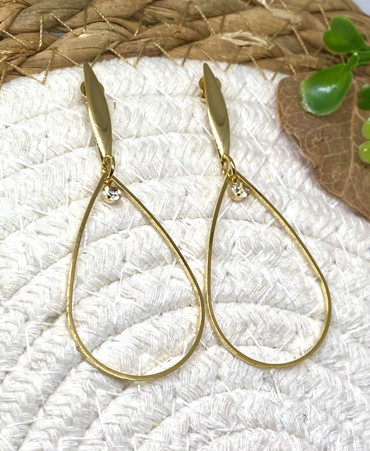 Brinco Gota Com ponto de luz Banhado a Ouro 18k