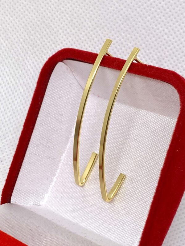 Você já imaginou como um acessório pode transformar completamente o seu visual? Os brincos longos banhados a ouro 18k são a escolha perfeita para quem busca sofisticação e um toque de glamour. Neste post, vamos explorar as características e vantagens desses acessórios incríveis.
