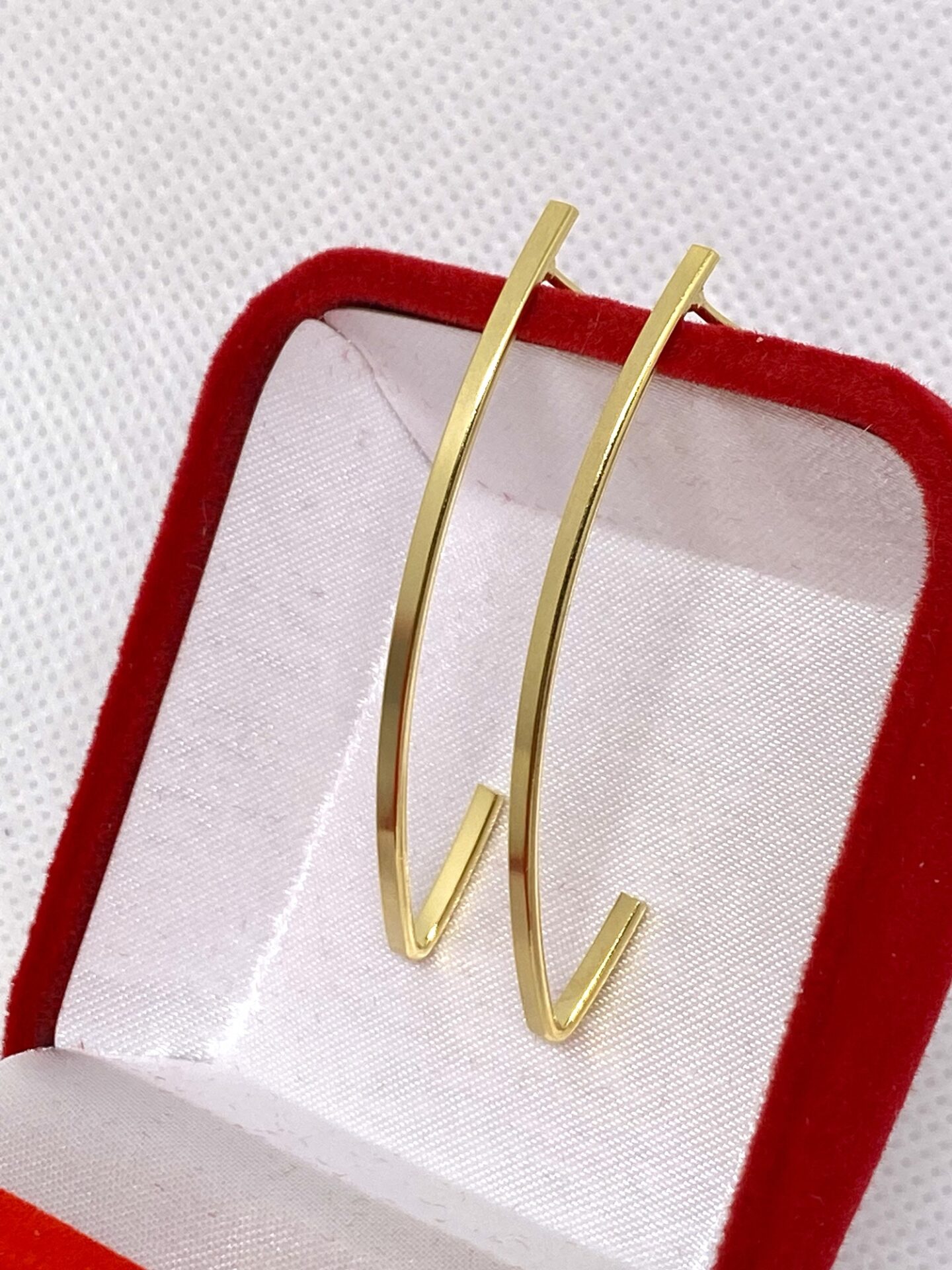 Você já imaginou como um acessório pode transformar completamente o seu visual? Os brincos longos banhados a ouro 18k são a escolha perfeita para quem busca sofisticação e um toque de glamour. Neste post, vamos explorar as características e vantagens desses acessórios incríveis.