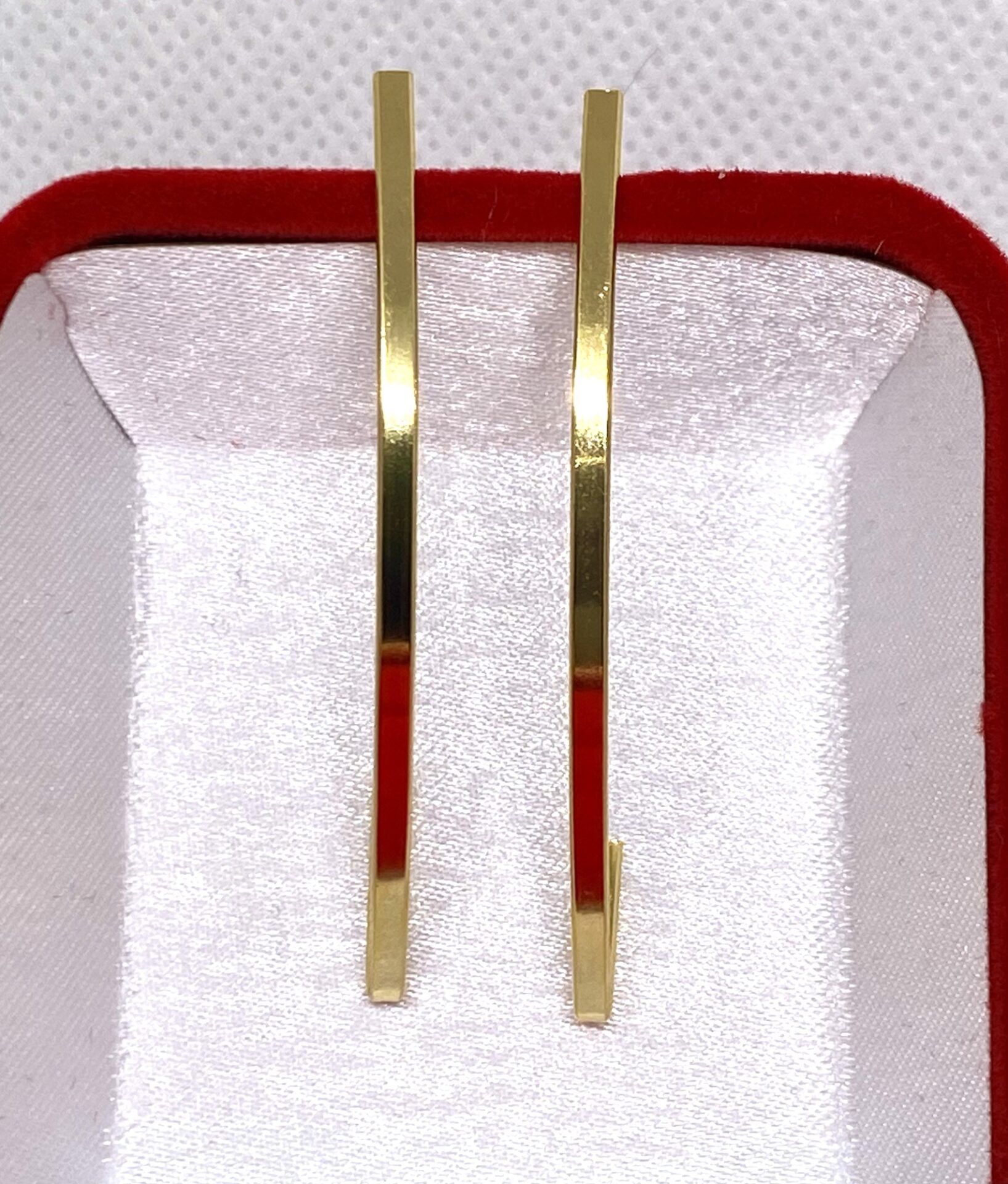 Você já imaginou como um acessório pode transformar completamente o seu visual? Os brincos longos banhados a ouro 18k são a escolha perfeita para quem busca sofisticação e um toque de glamour. Neste post, vamos explorar as características e vantagens desses acessórios incríveis.