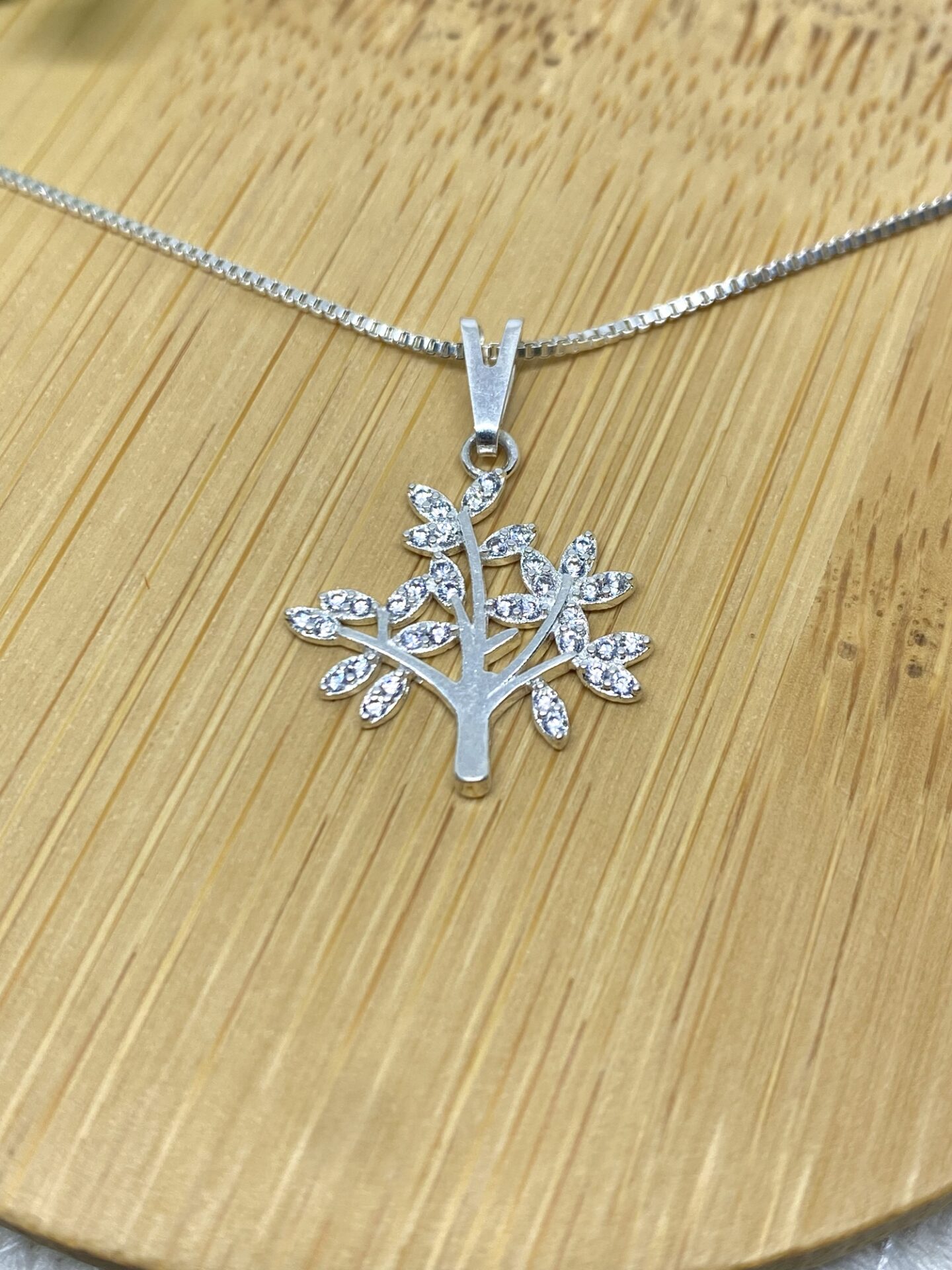 Colar Arvore da Vida, Crevejada em Microzircônis, Banho de Prata 925
