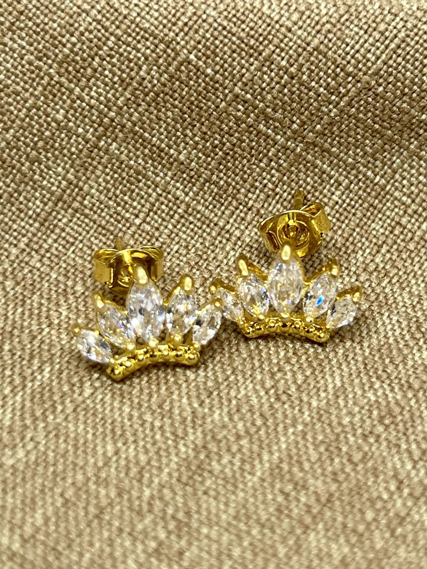 Brinco Coroa Cravejada com Zircônia, Banhado a Ouro 18K