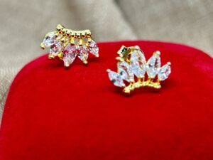 Brinco Coroa Cravejada com Zircônia, Banhado a Ouro 18K