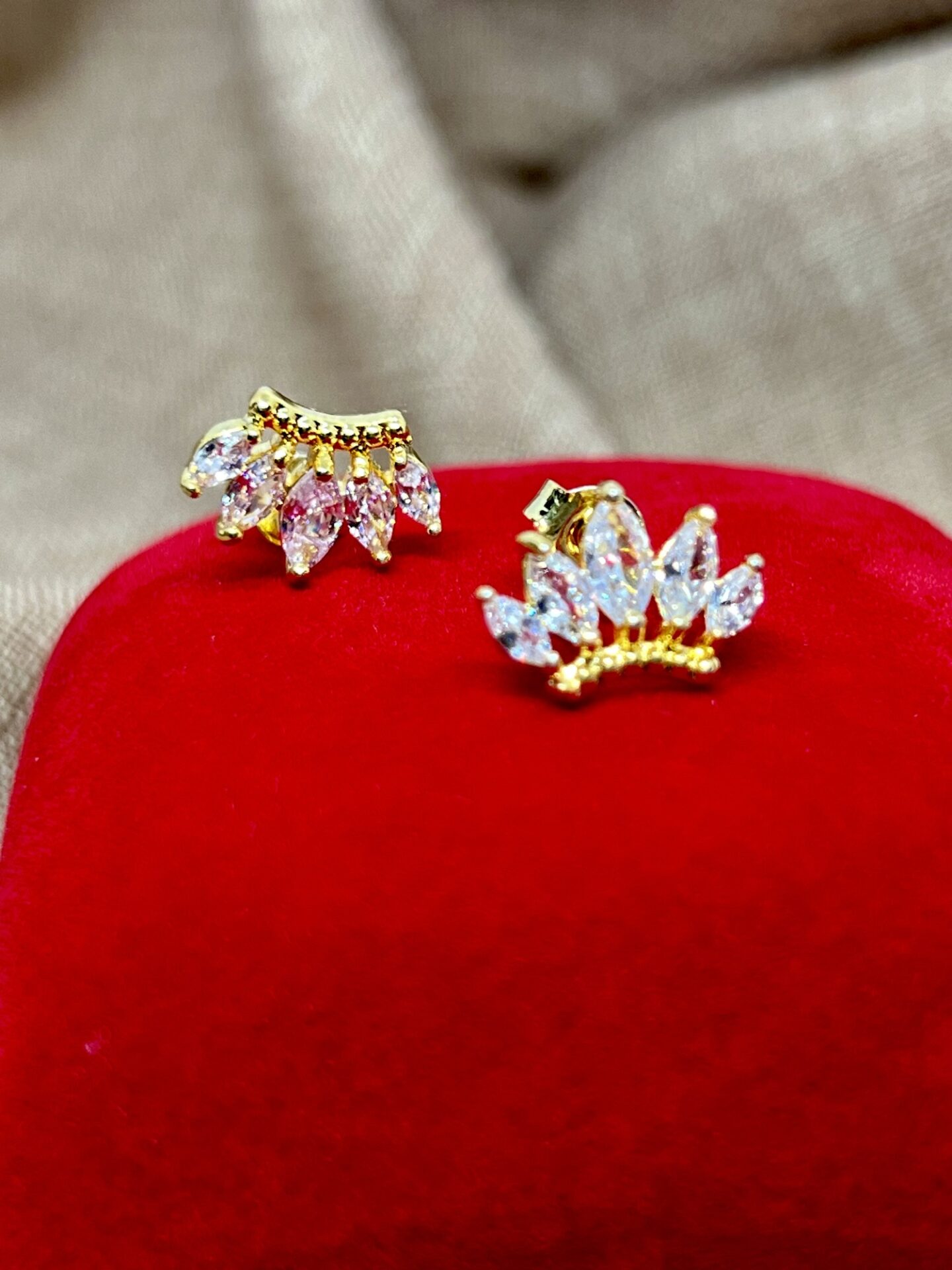 Brinco Coroa Cravejada com Zircônia, Banhado a Ouro 18K