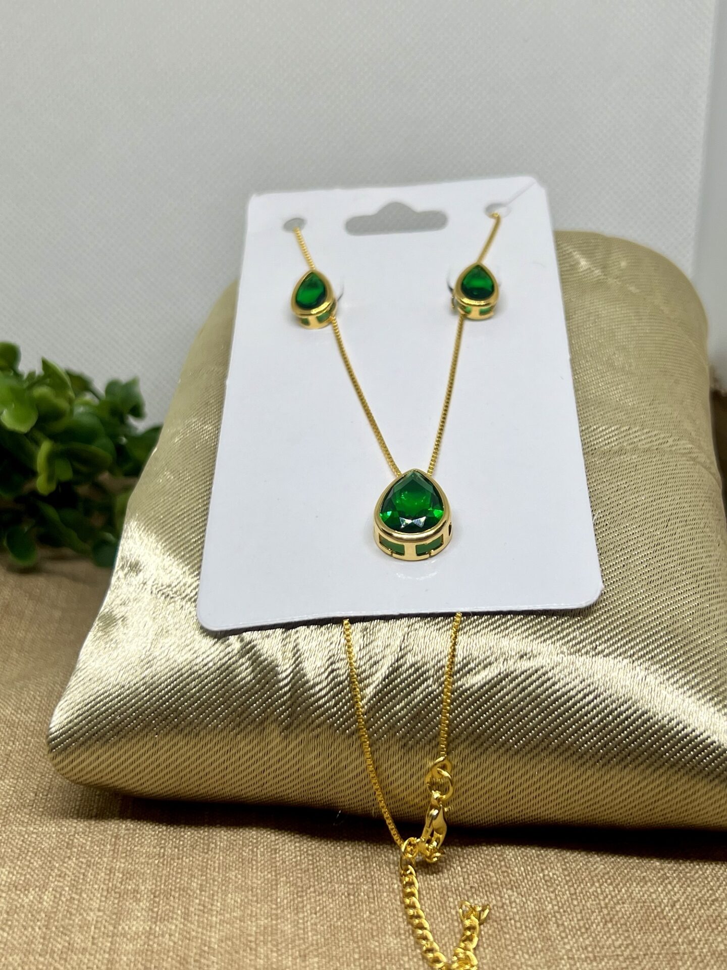 Conjunto Colar + Brinco Gota Verde-Esmeralda Banhado A Ouro 18k