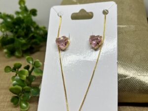 O conjunto colar e brinco coração rosê banhado a ouro 18k é a escolha perfeita para quem busca elegância e sofisticação. Ideal para ocasiões especiais, este conjunto é um símbolo de delicadeza e estilo, realçando a beleza natural de quem o usa.