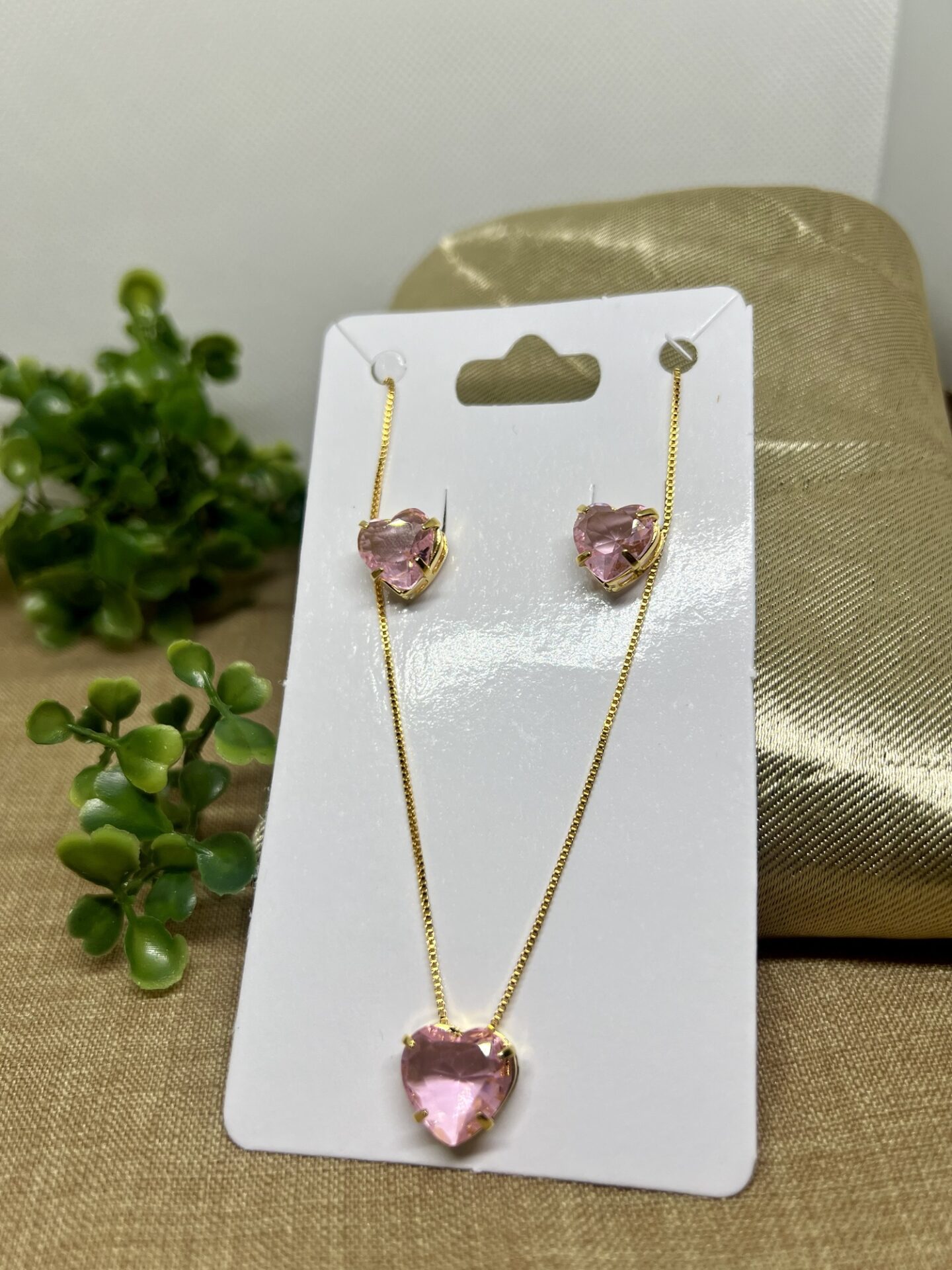 O conjunto colar e brinco coração rosê banhado a ouro 18k é a escolha perfeita para quem busca elegância e sofisticação. Ideal para ocasiões especiais, este conjunto é um símbolo de delicadeza e estilo, realçando a beleza natural de quem o usa.