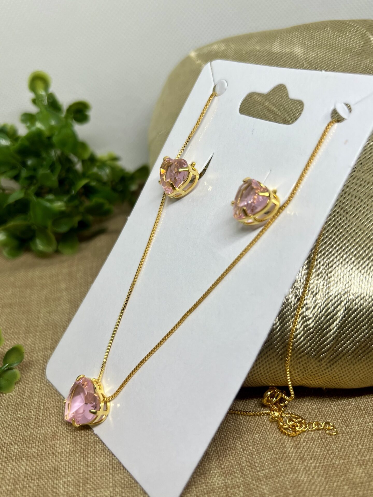 O conjunto colar e brinco coração rosê banhado a ouro 18k é a escolha perfeita para quem busca elegância e sofisticação. Ideal para ocasiões especiais, este conjunto é um símbolo de delicadeza e estilo, realçando a beleza natural de quem o usa.