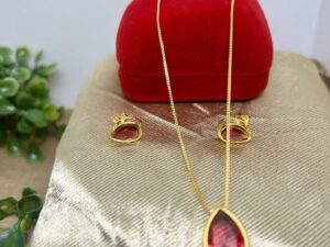 O conjunto colar e brinco coração vermelho banhado a ouro 18k é a personificação da elegância e do amor. Com detalhes minuciosamente trabalhados, este conjunto é ideal para quem deseja adicionar um toque sofisticado e romântico ao seu visual.
