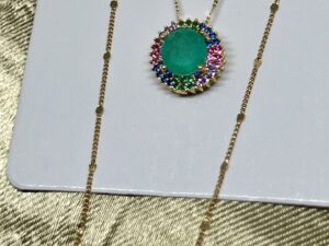 O colar com pingente cravejado em microzircônias é uma joia que combina elegância e sofisticação. Este acessório é ideal para quem deseja adicionar um toque de glamour ao seu visual diário ou em ocasiões especiais. A beleza deste colar é amplificada pela presença de uma zircônia azul, que confere um brilho único e inconfundível.