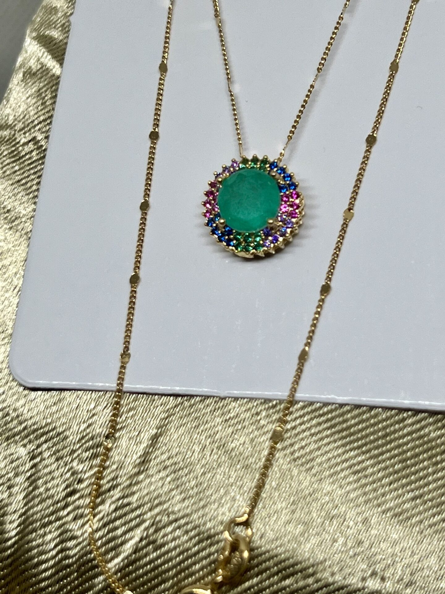O colar com pingente cravejado em microzircônias é uma joia que combina elegância e sofisticação. Este acessório é ideal para quem deseja adicionar um toque de glamour ao seu visual diário ou em ocasiões especiais. A beleza deste colar é amplificada pela presença de uma zircônia azul, que confere um brilho único e inconfundível.