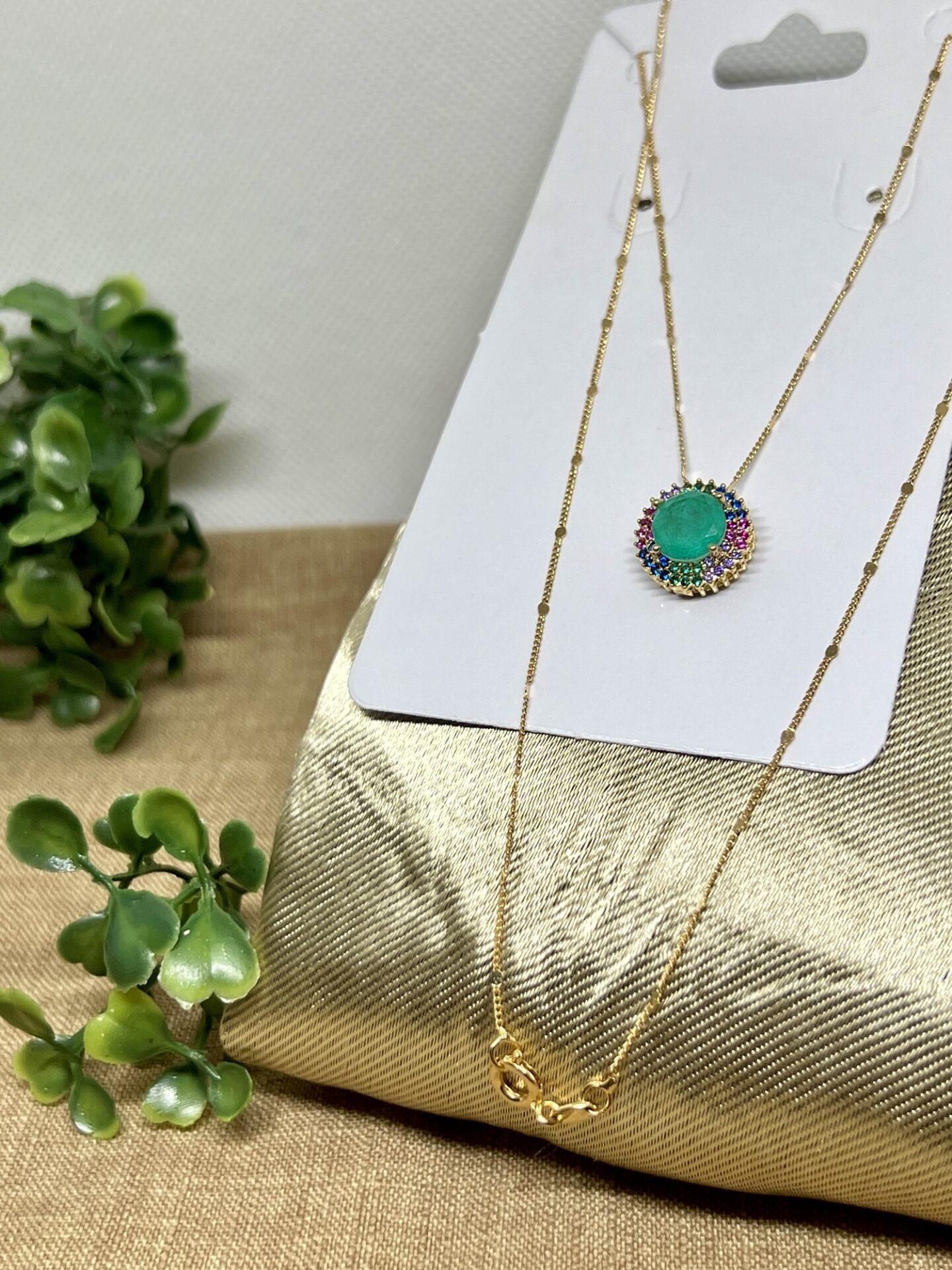 O colar com pingente cravejado em microzircônias é uma joia que combina elegância e sofisticação. Este acessório é ideal para quem deseja adicionar um toque de glamour ao seu visual diário ou em ocasiões especiais. A beleza deste colar é amplificada pela presença de uma zircônia azul, que confere um brilho único e inconfundível.