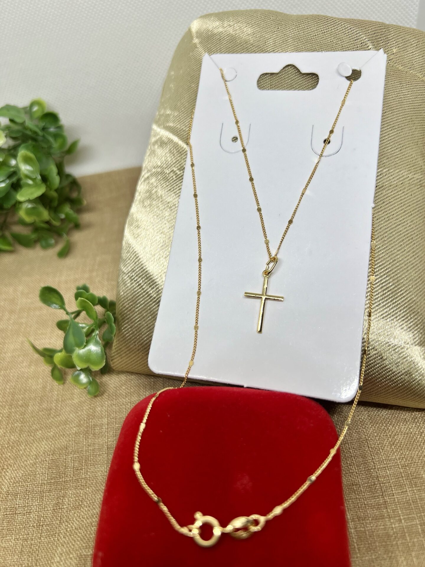 O colar com pingente crucifixo banhado a ouro 18K é uma peça que combina elegância e espiritualidade, sendo um acessório perfeito para diversas ocasiões. Este artigo explora as características que tornam este colar uma escolha excepcional para quem busca estilo e significado.