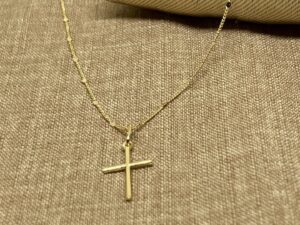 O colar com pingente crucifixo banhado a ouro 18K é uma peça que combina elegância e espiritualidade, sendo um acessório perfeito para diversas ocasiões. Este artigo explora as características que tornam este colar uma escolha excepcional para quem busca estilo e significado.
