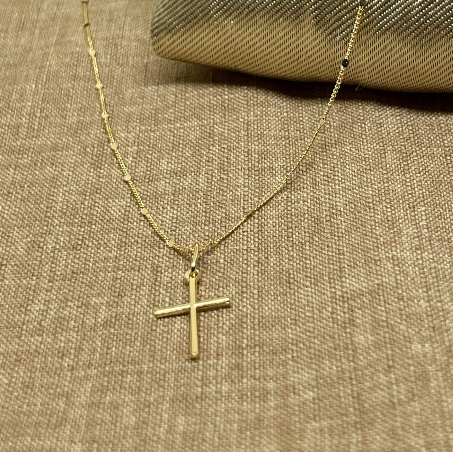 O colar com pingente crucifixo banhado a ouro 18K é uma peça que combina elegância e espiritualidade, sendo um acessório perfeito para diversas ocasiões. Este artigo explora as características que tornam este colar uma escolha excepcional para quem busca estilo e significado.