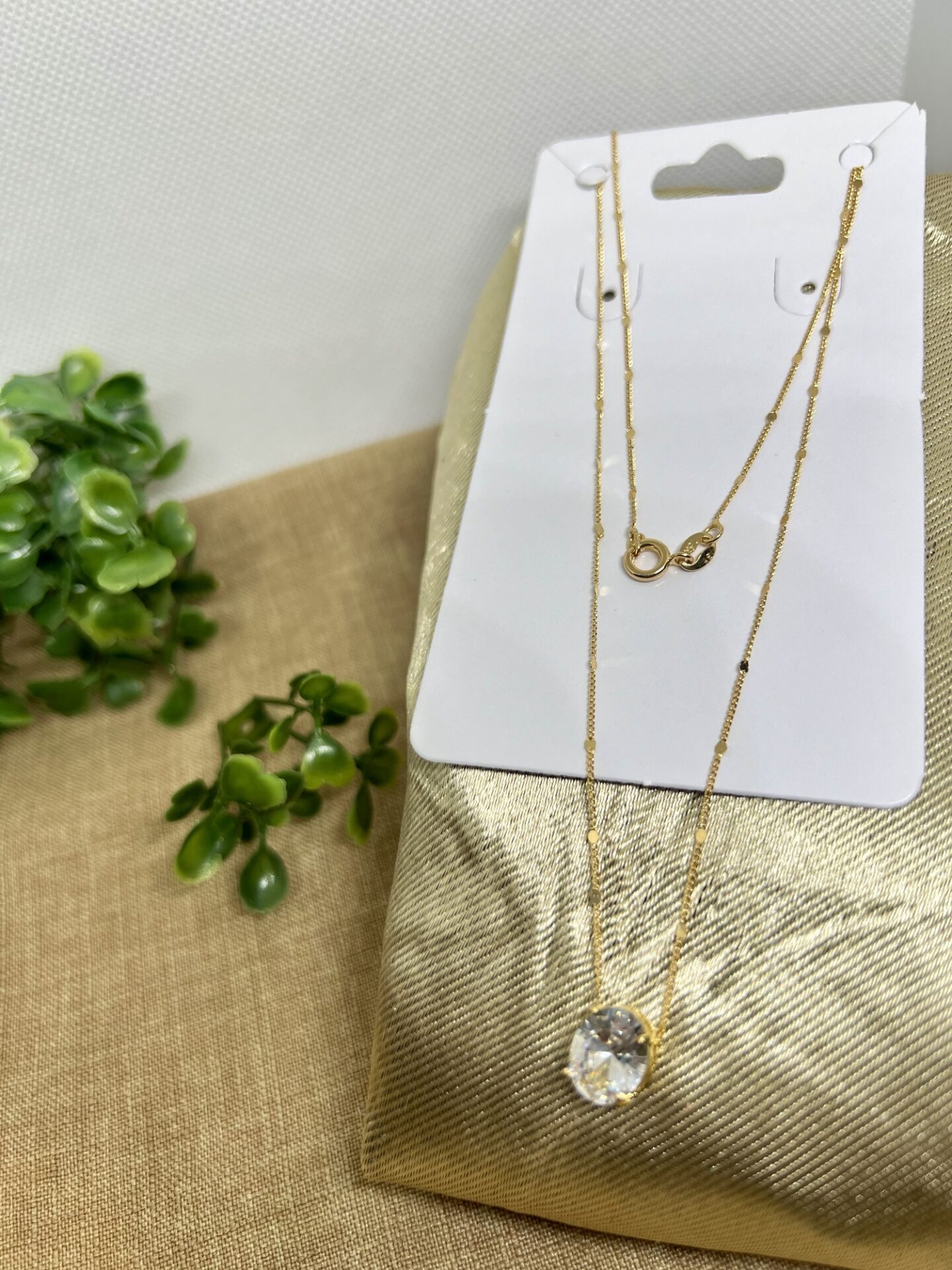O colar com pingente de zircônia branca banhado a ouro 18k é uma joia que combina elegância e sofisticação. Este acessório é ideal para quem busca adicionar um toque de brilho e glamour ao visual, seja em ocasiões especiais ou no dia a dia.