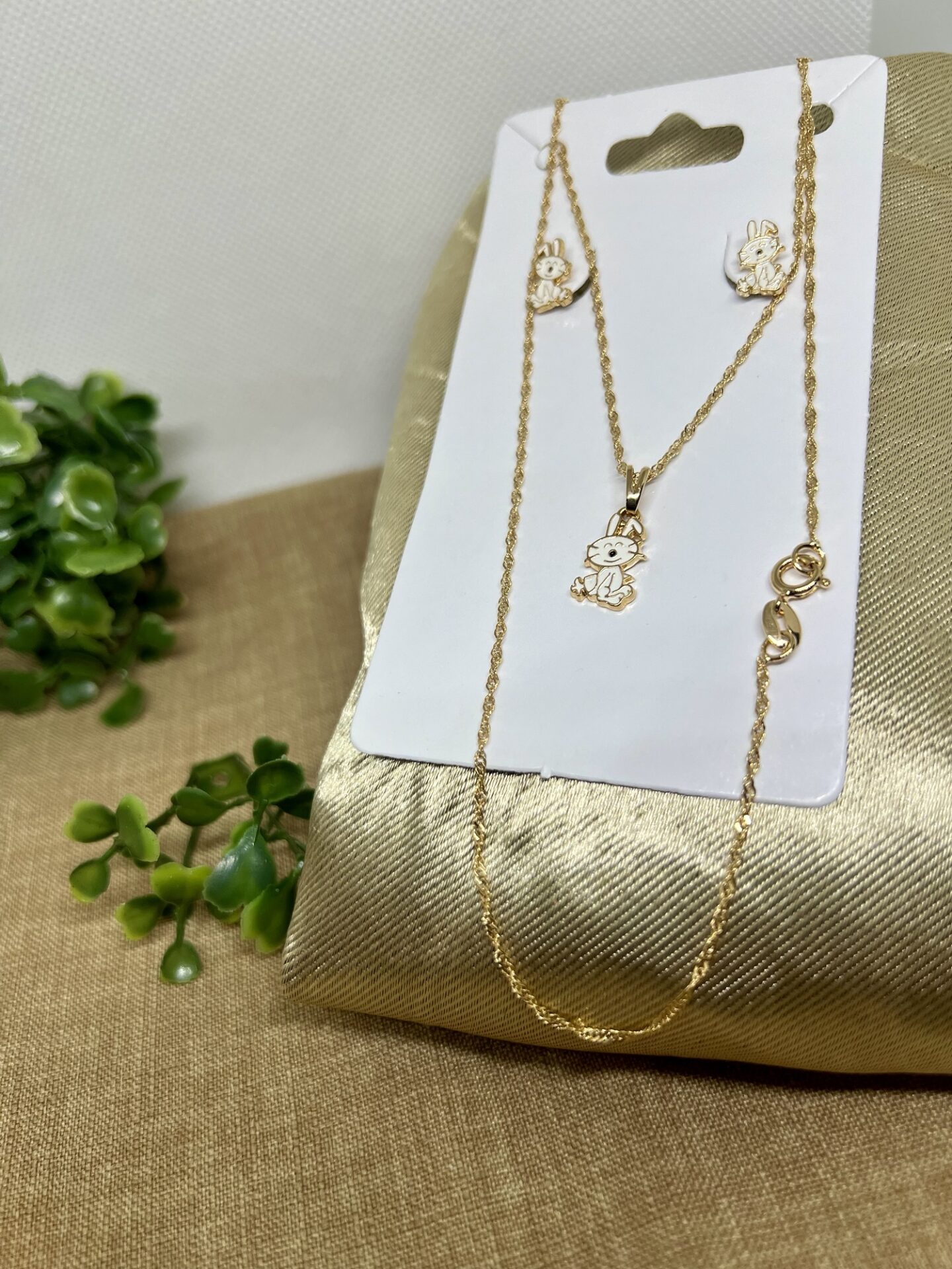 Conjunto Brinco + Colar +Pingente de Coelho Banhado a Ouro 18K