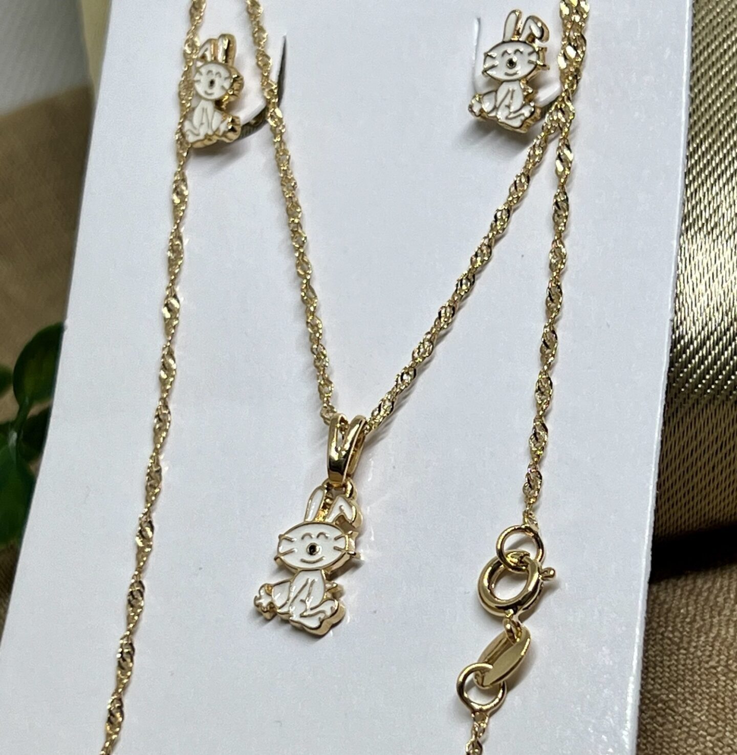 Conjunto Brinco + Colar +Pingente de Coelho Banhado a Ouro 18K