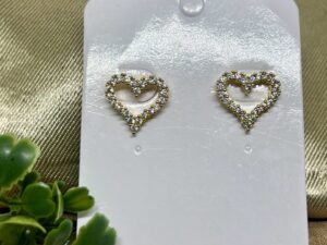 Brinco Coração, Cravejado em Microzircônias, Banhado a Ouro 18k