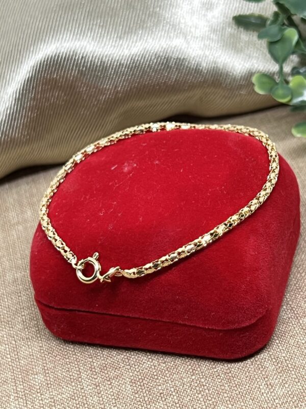 Se você está em busca de uma peça que combine elegância e estilo, a pulseira rabo de rato banhada a ouro 18k é a escolha perfeita. Com um design clássico e atemporal, esta pulseira é ideal para qualquer ocasião, garantindo um toque de sofisticação ao seu visual.z