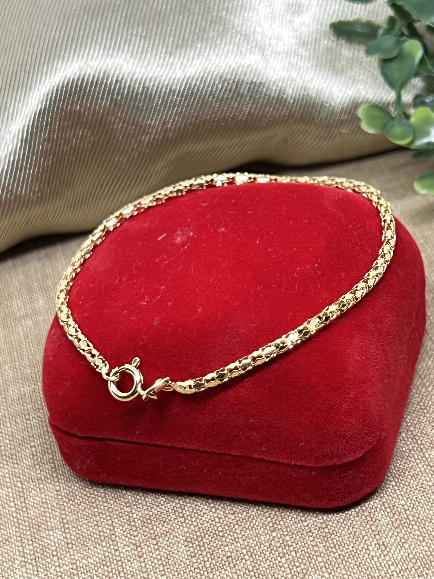 Se você está em busca de uma peça que combine elegância e estilo, a pulseira rabo de rato banhada a ouro 18k é a escolha perfeita. Com um design clássico e atemporal, esta pulseira é ideal para qualquer ocasião, garantindo um toque de sofisticação ao seu visual.z